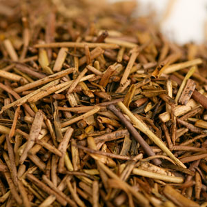 close up hojicha tea