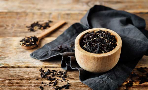 Loose black tea in a wooden bowl - a guide to the best black tea